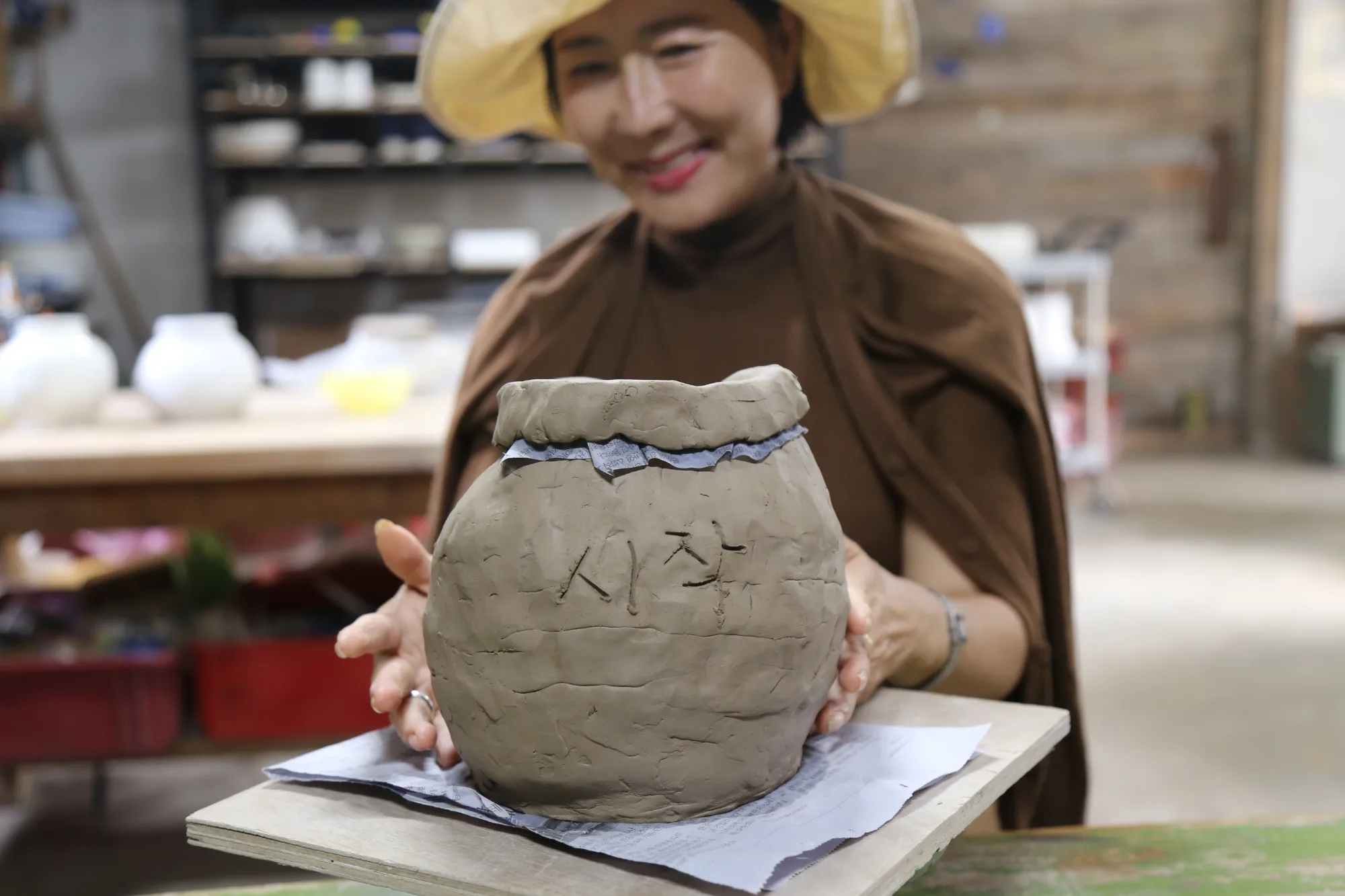 윤영미 아나운서가 양평 들꽃마을 치유농장에서 직접 빚은 유골함을 보여주고 있다. 몸체에는 ‘시작’을 새기고, 자녀들이 엄마를 쉽게 알아볼 수 있기를 바라는 마음으로 뚜껑을 하트 모양으로 만들었다.