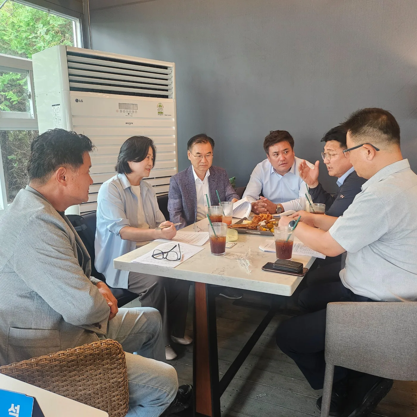 박은미 전 양평군수 후보(왼쪽 두 번째) 등 팔당 유역 6개 시·군 인사들이 지난 10일 ‘팔당 7개 시·군 상생발전 정책연대’ 2차 모임에서 공동 의제를 논의하고 있다. 사진=정책연대 제공