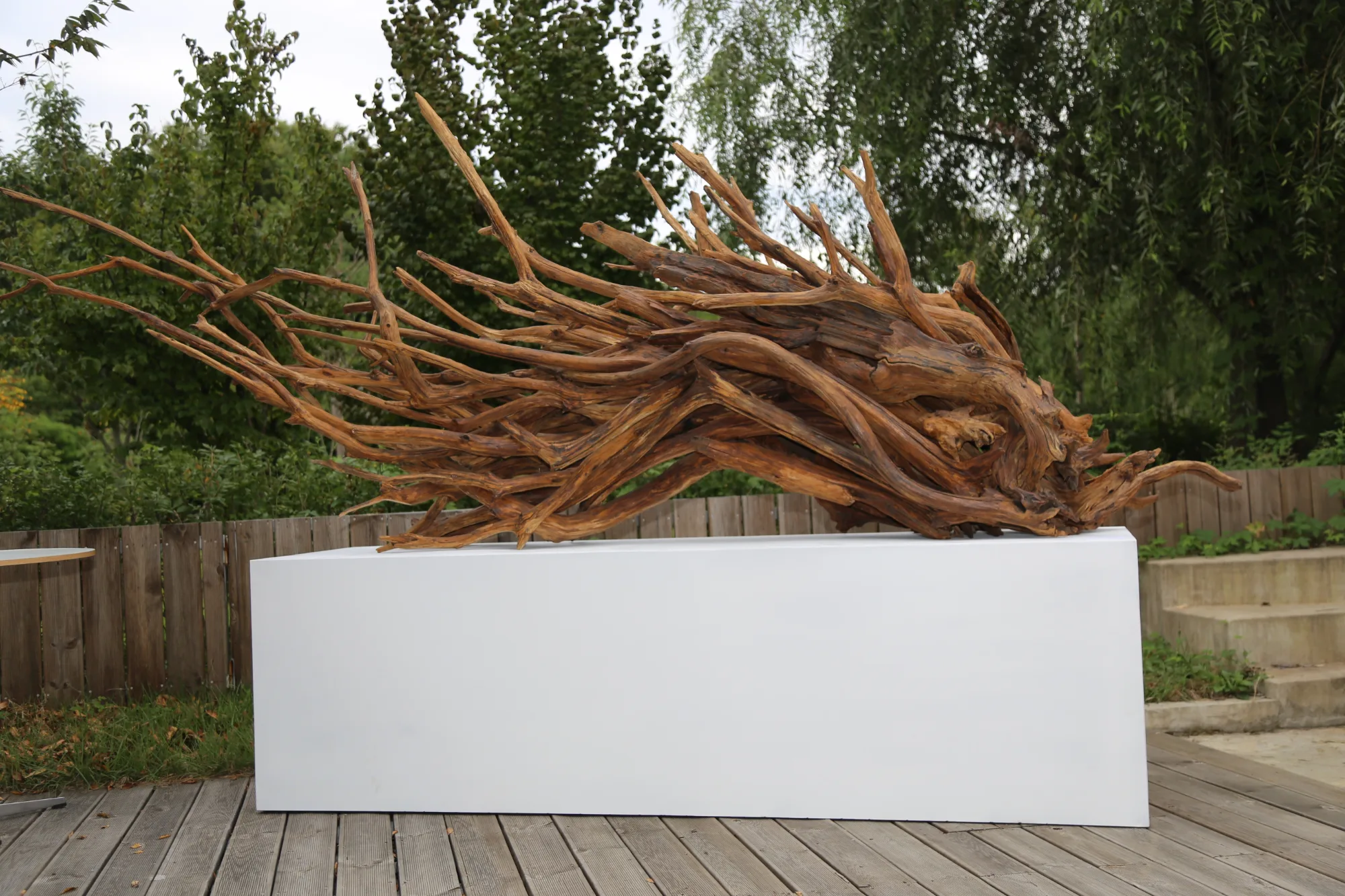 안치홍 작가의 개인전 《SHAPE-끝나지 않은》에 선보인 나무 설치작품. 사진=양평포스트